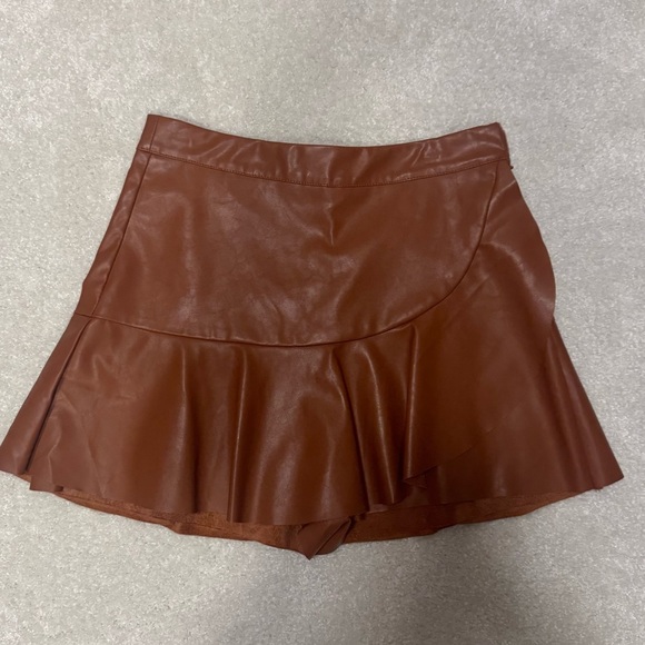 DO+BE NWT Brown Faux Leather Skirt/Skort with Ruffle Hem size medium - Picture 4 of 8